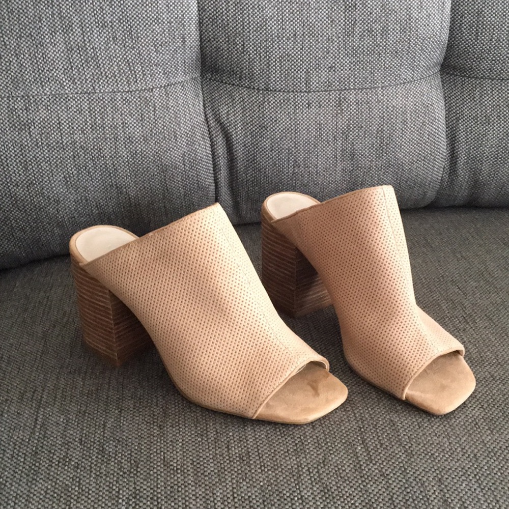 Kenneth Cole perforated Mules beige suede 8.5